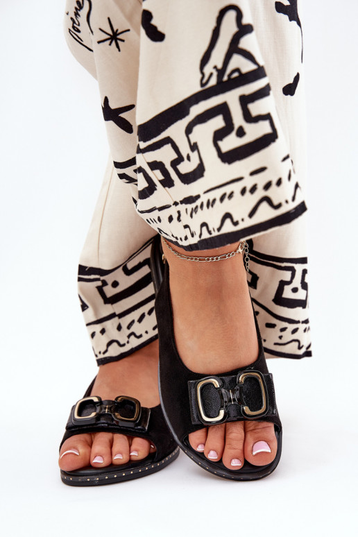 Sandales plates avec des ornements en daim écologiqueoÀe couleur noire Lilria