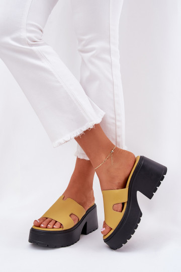 Chaussons pour femmes avec plateforme et ornements jaunes Rizana