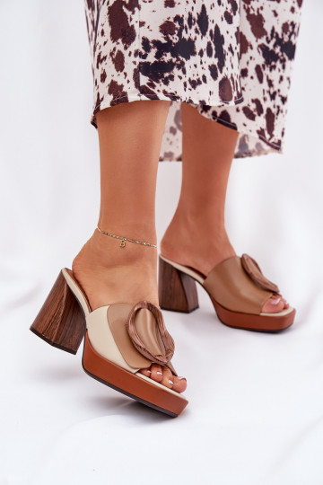 Pantoufles pour femmes Activé SłupkoÀym Obcasie avec boucles marron Amuria 2