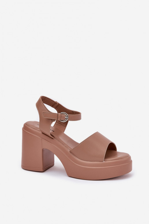 Sandales pour femmes Sur un énorme poteau et plateforme en cuir écologique beige Korlevia Sandales pour femmes Sur un énorme poteau et plateforme en cuir écologique beige Korlevia