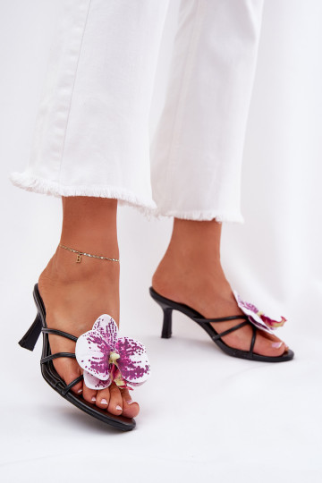 mules avec talons fins et fleurs en plastique couleur noire Reyi