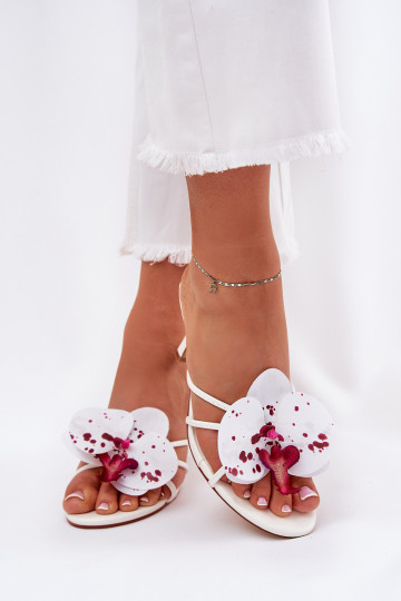 Pantoufles pour femmes avec des talons fins Ze Sztucznym Une fleur couleur blanche Reyi