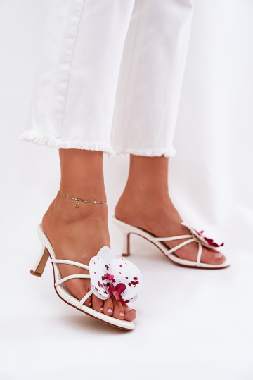 Pantoufles pour femmes avec des talons fins Ze Sztucznym Une fleur couleur blanche Reyi 2