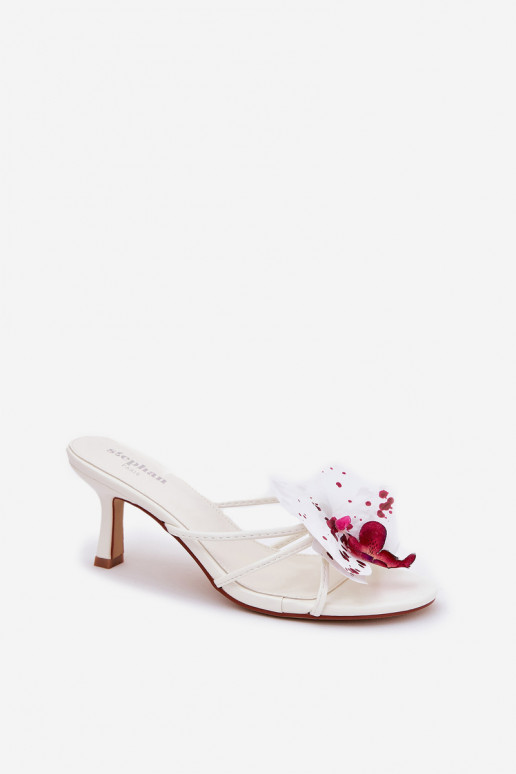 Pantoufles pour femmes avec des talons fins Ze Sztucznym Une fleur couleur blanche Reyi