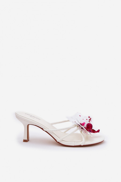 Pantoufles pour femmes avec des talons fins Ze Sztucznym Une fleur couleur blanche Reyi
