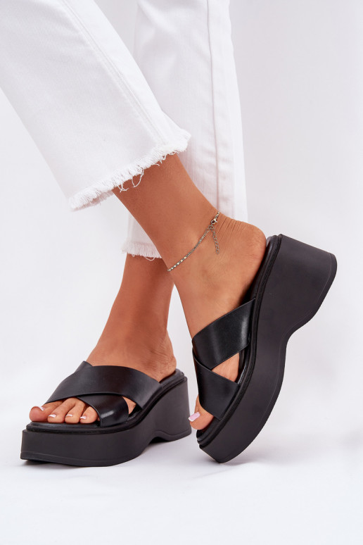 Pantoufles pour femmes avec une plateforme I Koturnie couleur noire Nelithraea Pantoufles pour femmes avec une plateforme I Koturnie couleur noire Nelithraea