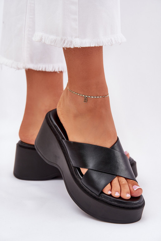 Pantoufles pour femmes avec une plateforme I Koturnie couleur noire Nelithraea Pantoufles pour femmes avec une plateforme I Koturnie couleur noire Nelithraea