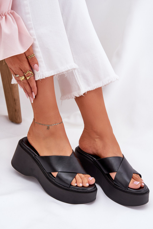 Pantoufles pour femmes avec une plateforme I Koturnie couleur noire Nelithraea Pantoufles pour femmes avec une plateforme I Koturnie couleur noire Nelithraea