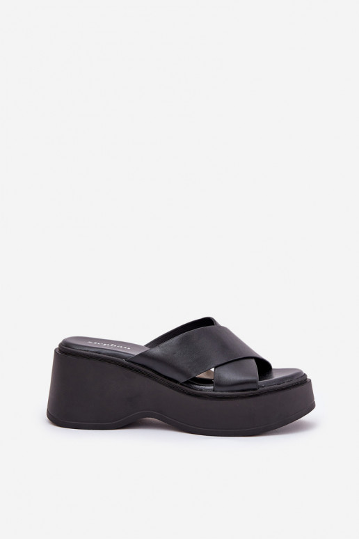 Pantoufles pour femmes avec une plateforme I Koturnie couleur noire Nelithraea Pantoufles pour femmes avec une plateforme I Koturnie couleur noire Nelithraea