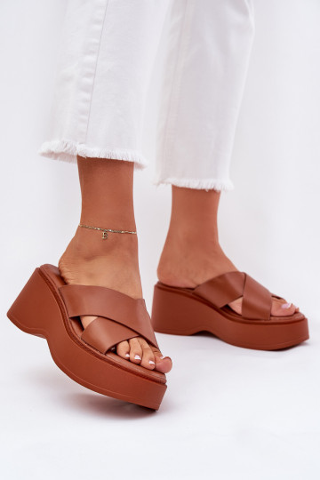 Pantoufles pour femmes avec une plateforme I Koturnie marron Nelithraea 2