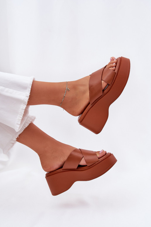 Pantoufles pour femmes avec une plateforme I Koturnie marron Nelithraea