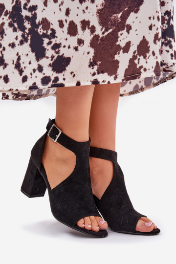 des sandales avec des éléments ajourés avec des talons en daim écologiqueoÀe couleur noire Helori 2