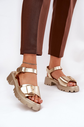 Sandales en simili cuir pour femmes avec boucles dorées 2