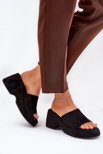 Eko Chaussons femme en daim avec une plateforme I Koturnie couleur noire Afisal