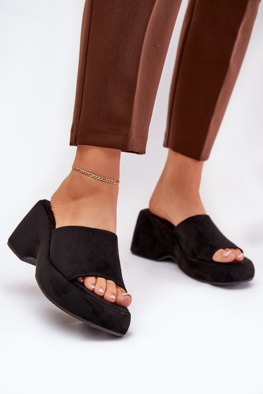 Eko Chaussons femme en daim avec une plateforme I Koturnie couleur noire Afisal