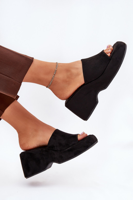 Eko Chaussons femme en daim avec une plateforme I Koturnie couleur noire Afisal