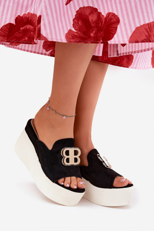 Chaussons avec une plateforme I Koturnie avec des ornements couleur noire Tanonea