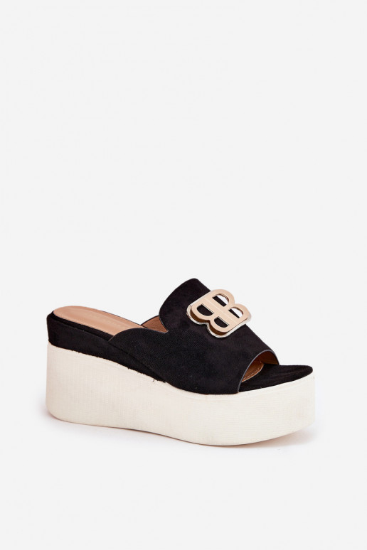 Chaussons avec une plateforme I Koturnie avec des ornements couleur noire Tanonea