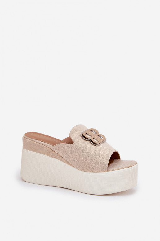 Chaussons avec une plateforme I Koturnie avec des ornements beige Tanonea Chaussons avec une plateforme I Koturnie avec des ornements beige Tanonea