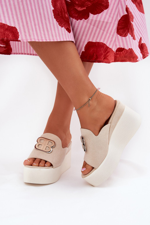 Chaussons avec une plateforme I Koturnie avec des ornements beige Tanonea Chaussons avec une plateforme I Koturnie avec des ornements beige Tanonea