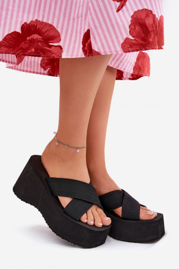 Pantoufles pour femmes Sur un coin et plateforme couleur noire Sevolee