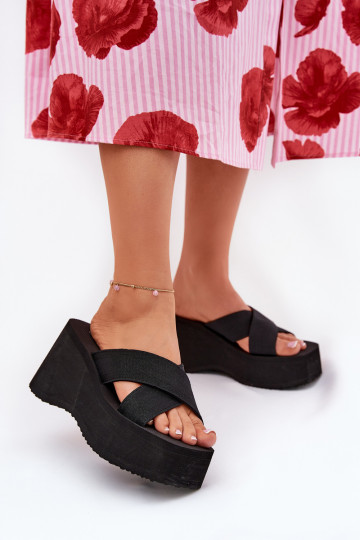 Pantoufles pour femmes Sur un coin et plateforme couleur noire Sevolee 2