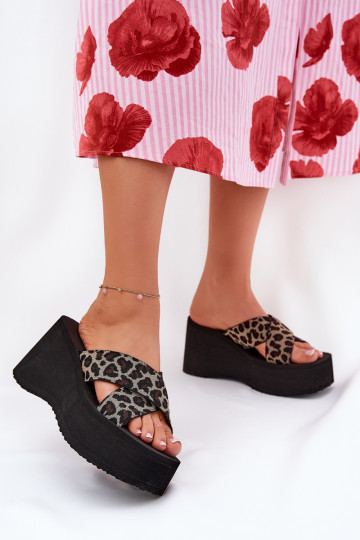 Pantoufles pour femmes Sur un coin et plateforme avec des motifs en fourrure de léopard couleur noire Sevolee