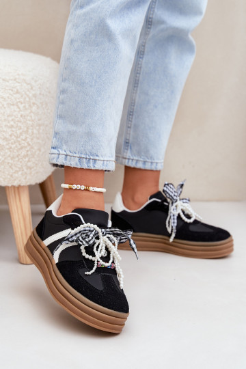 Chaussures modèle baskets Féminin avec une plateforme avec de beaux détails couleur noire Vinness
