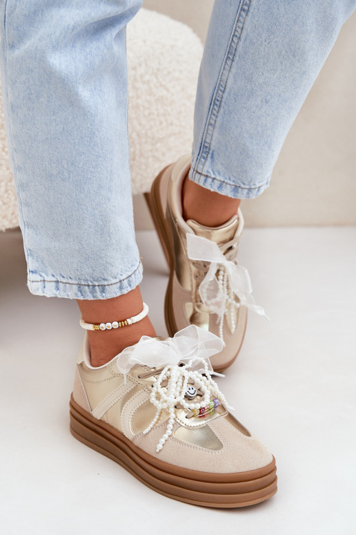 Chaussures modèle baskets Féminin avec une plateforme avec de beaux détails beige-couleur dorée Vinness Chaussures modèle baskets Féminin avec une plateforme avec de beaux détails beige-couleur dorée Vinness