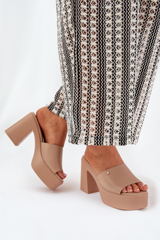 Féminin Chaussons en cuir écologique avec des talons et plateforme couleur kaki Tamirella