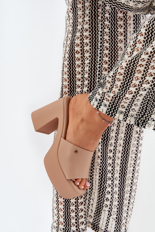 Féminin Chaussons en cuir écologique avec des talons et plateforme couleur kaki Tamirella