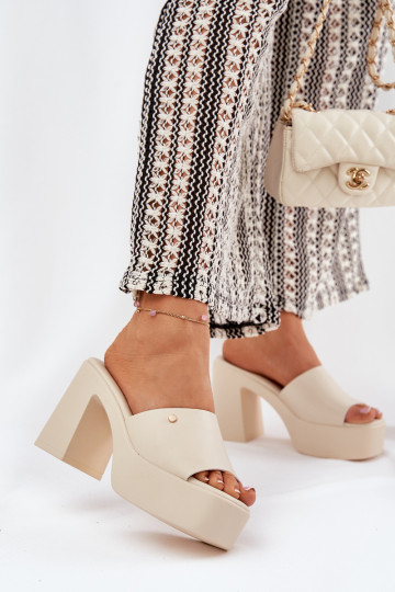 Féminin Chaussons en cuir écologique avec des talons et plateforme couleur ivoire Tamirella