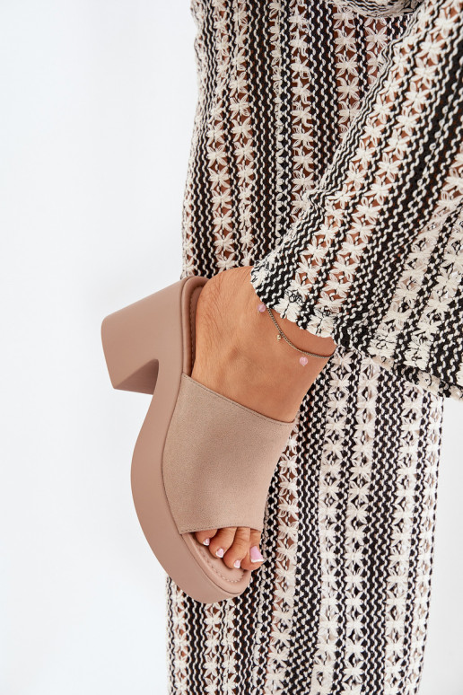 Pantoufles pour femmes avec des talons et plateforme couleur kaki Omeisa Pantoufles pour femmes avec des talons et plateforme couleur kaki Omeisa