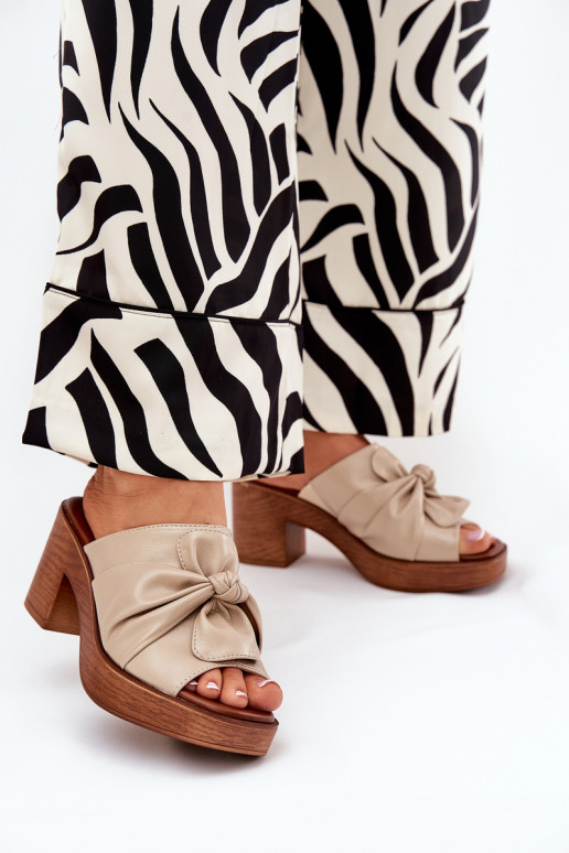 Pantoufles pour femmes avec des talons en cuir écologique beige Kikilla Pantoufles pour femmes avec des talons en cuir écologique beige Kikilla