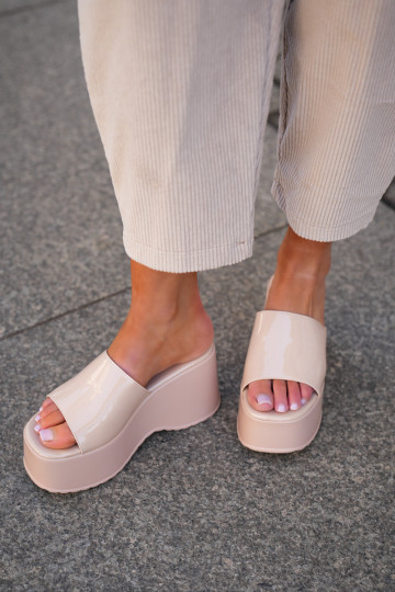 mules à effet laqué avec plateforme couleur sable Nellevia